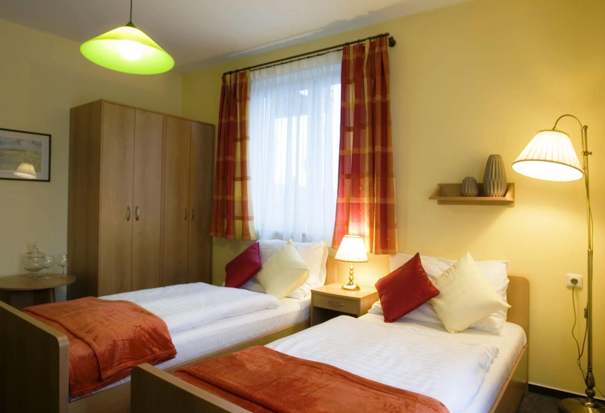 Hotel Pavilon à Říčany Extérieur photo