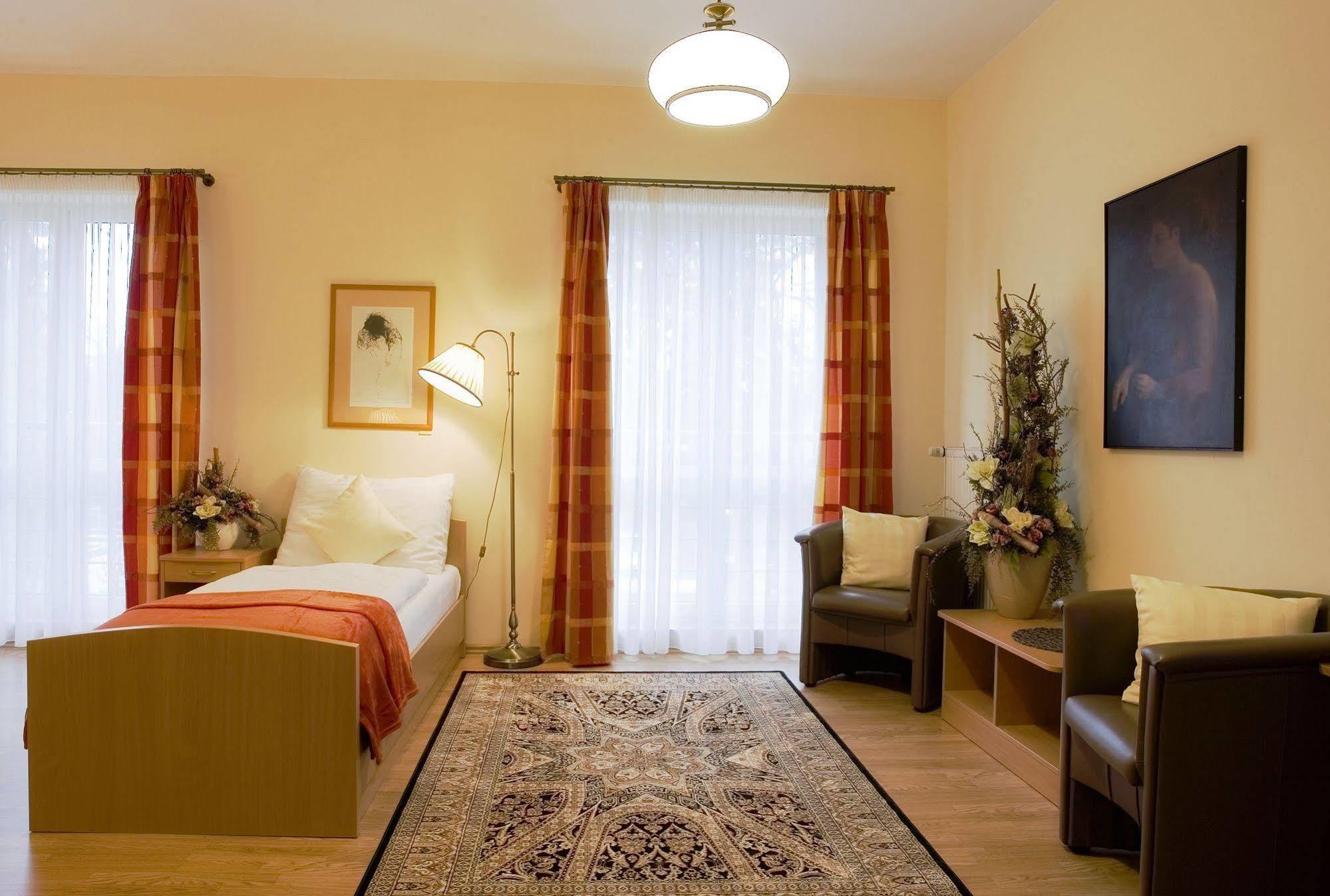 Hotel Pavilon à Říčany Extérieur photo